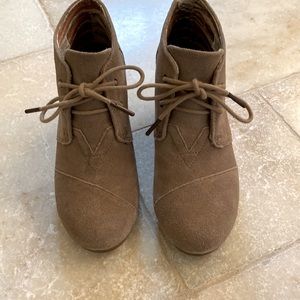 Tom desert wedge in taupe suede. Size 6
